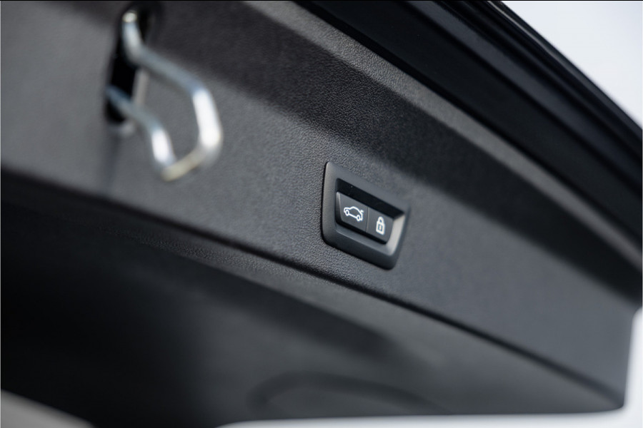 BMW X3 xDrive30e High Executive M-Sport Panorama / Electrische stoel / Trekhaak / Camera /