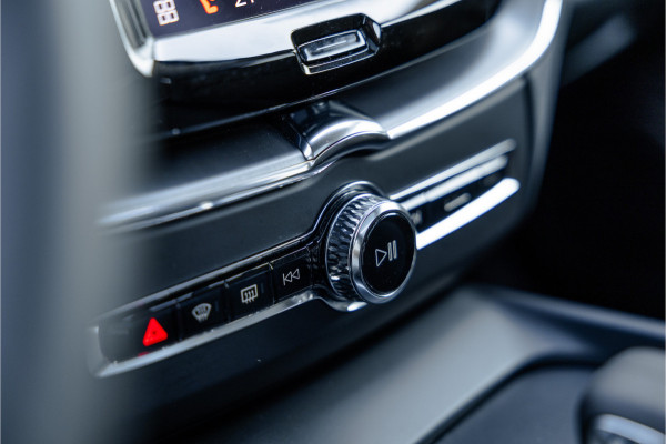 Volvo XC60 2.0 Recharge T6 AWD Panorama dak / Camera / Leder / Carplay / Android