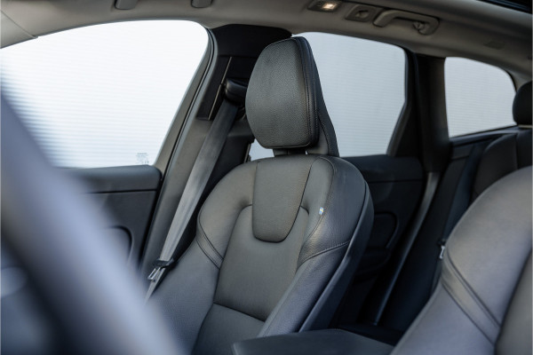 Volvo XC60 2.0 Recharge T6 AWD Panorama dak / Camera / Leder / Carplay / Android