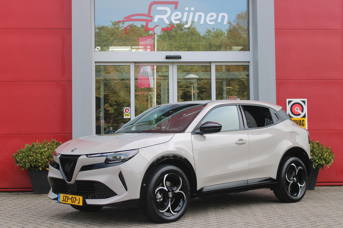 Alfa Romeo junior 1.2 145PK AUTOMAAT Hybrid IBRIDA TI | TECHNO PACK: (LED MATRIX KOPLAMPEN, DRAADLOZE TELEFOONLADER, DODEHOEK DETECTIE, PARKEERSENSOREN VOOR ACHTER EN ZIJKANT, NAVIGATIE, ELEKTRISCH BEDIENBARE ACHTERKLEP, KEYLESS ENTRY, ADAPTIVE CRUISE CONTROL, ACHTERUITRIJ CAMERA) | PACK TI: (ELEKTRISCH BEDIENBARE BESTUUDERSSTOEL, VERKEERSBORDEN WEERGAVE, GETINTE ACHTERRUITEN, SFEER VERLICHTING, GLANZEND ZWARTE BODYKIT, 10,25" TOUCHSCREEN, LEDEREN STUURWIEL, VERSTELBARE KOFFERVLOER OP 3 NIVEAUS) | 18" LICHTMETALEN VELGEN "FORI" | DRAADLOZE APPLE CARPLAY/ANDROID AUTO | MASSAGE FUNCTIE OP