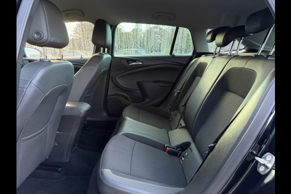 Opel Astra Sports Tourer 1.4 Innovation ✓Trekhaak✓Camera✓Carplay✓Navi✓Recent beurt gehad✓150pk✓Keyless✓Halfleder✓6 Bak✓Rijstrooksensor✓Dodehoeksensor✓Pdc V+A✓Lm velgen✓Clima✓Cruise✓N.A.P✓Apk tot 09-2027