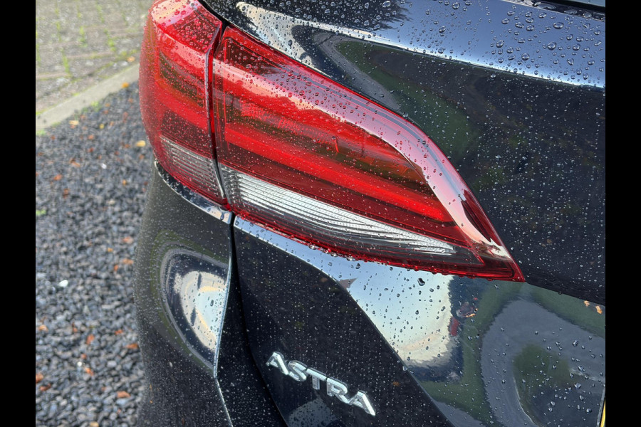 Opel Astra Sports Tourer 1.4 Innovation ✓Trekhaak✓Camera✓Carplay✓Navi✓Recent beurt gehad✓150pk✓Keyless✓Halfleder✓6 Bak✓Rijstrooksensor✓Dodehoeksensor✓Pdc V+A✓Lm velgen✓Clima✓Cruise✓N.A.P✓Apk tot 09-2027
