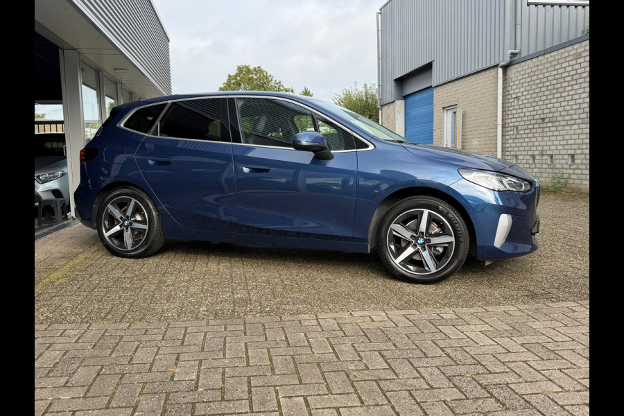 BMW 2 Serie Active Tourer 220i M-Sport Automaat 170 Pk | Navi | Voll Leder | Clima | Cruise | Camera | Sfeerverlichting | 18".