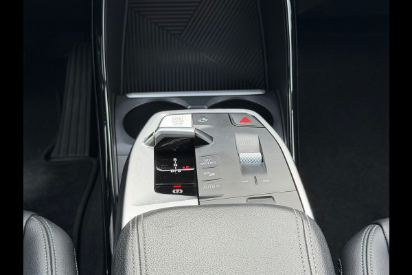 BMW 2 Serie Active Tourer 220i M-Sport Automaat 170 Pk | Navi | Voll Leder | Clima | Cruise | Camera | Sfeerverlichting | 18".
