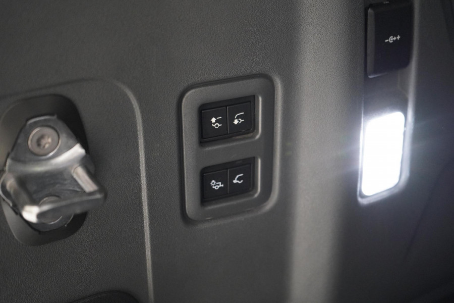 Land Rover Defender 110 2.0 P400e 110 404pk URBAN pakket | SoH 96,5% | Trekhaak afn. | Leder | Panoramadak | Memory