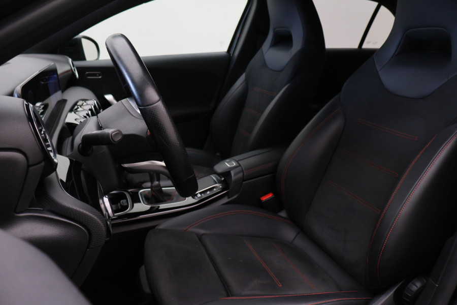 Mercedes-Benz A-Klasse 160 Business Solution AMG Virtual Cockpit, Camera, Cruise, Stoelverwarming, Apple Carplay, PDC, Trekhaak, 18''