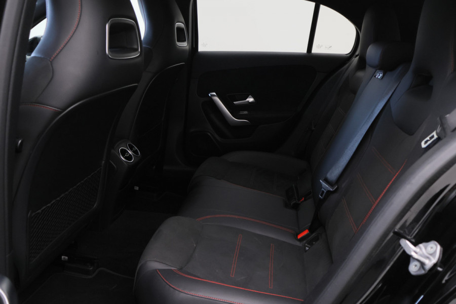 Mercedes-Benz A-Klasse 160 Business Solution AMG Virtual Cockpit, Camera, Cruise, Stoelverwarming, Apple Carplay, PDC, Trekhaak, 18''