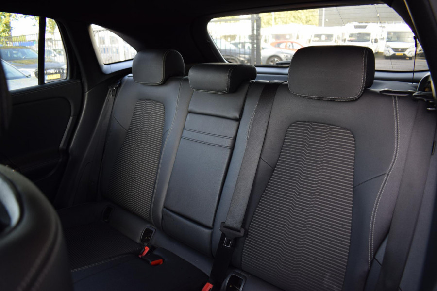Mercedes-Benz EQA 250 Business Solution AMG 67 kWh | Apple CarPlay | Stoelverwarming | Half Leer
