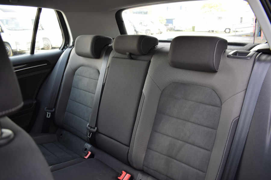 Volkswagen Golf 1.5 TSI Highline | Trekhaak | Apple CarPlay | Camera | Virtual