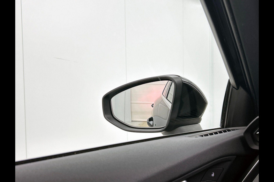 Audi A3 Limousine 30 TFSI S edition Navigatie Apple Carplay/Android Auto Parkeersensoren Adaptive Cruise Control Virtual Cockpit Climate Control Getinte ramen Lichtmetalen velgen