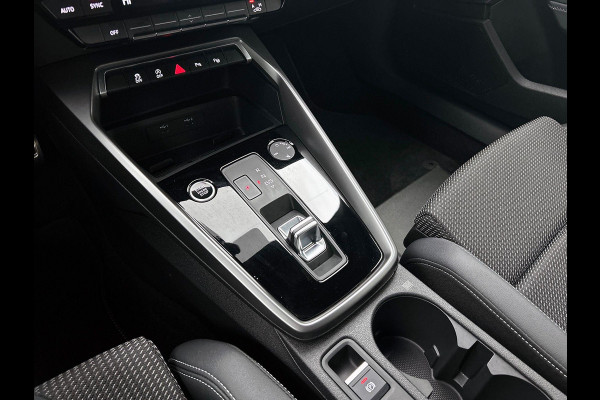 Audi A3 Limousine 30 TFSI S edition Navigatie Apple Carplay/Android Auto Parkeersensoren Adaptive Cruise Control Virtual Cockpit Climate Control Getinte ramen Lichtmetalen velgen