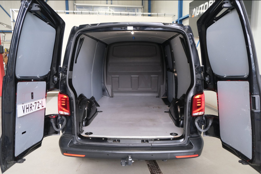 Volkswagen Transporter 2.0 TDI L2H1 30 Automaat - N.A.P. Airco, Cruise, Navi, PDC, Carplay, Trekhaak.
