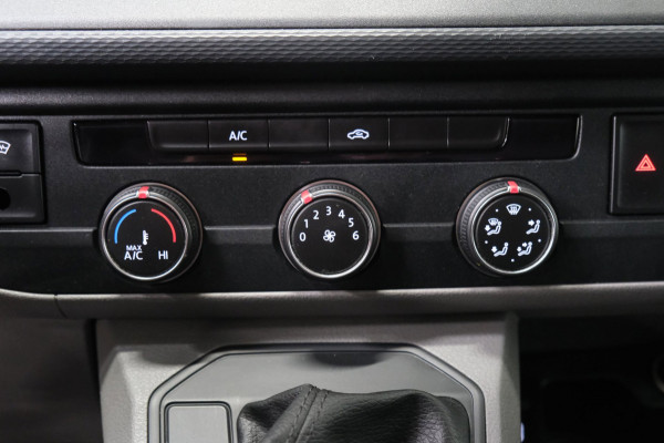 Volkswagen Transporter 2.0 TDI L2H1 30 Automaat - N.A.P. Airco, Cruise, Navi, PDC, Carplay, Trekhaak.
