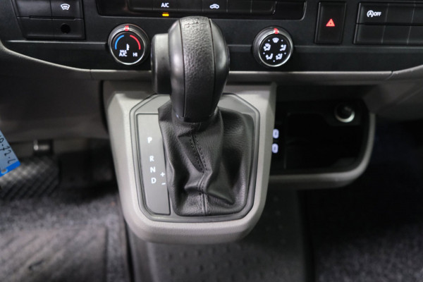 Volkswagen Transporter 2.0 TDI L2H1 30 Automaat - N.A.P. Airco, Cruise, Navi, PDC, Carplay, Trekhaak.