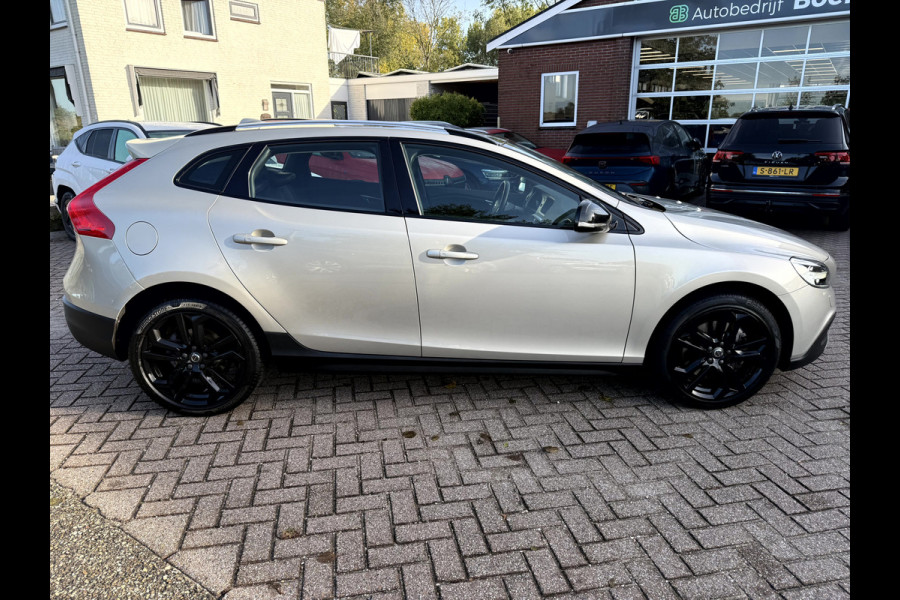 Volvo V40 Cross Country 1.5 T3 Nordic+ Luxury Panoramadak, 18''Lmv, Trekhaak