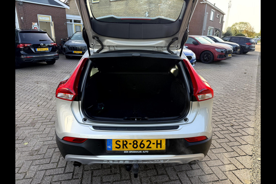 Volvo V40 Cross Country 1.5 T3 Nordic+ Luxury Panoramadak, 18''Lmv, Trekhaak