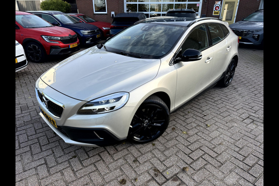 Volvo V40 Cross Country 1.5 T3 Nordic+ Luxury Panoramadak, 18''Lmv, Trekhaak