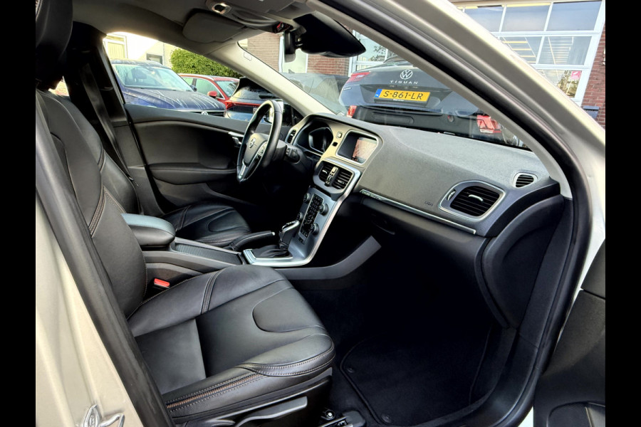 Volvo V40 Cross Country 1.5 T3 Nordic+ Luxury Panoramadak, 18''Lmv, Trekhaak