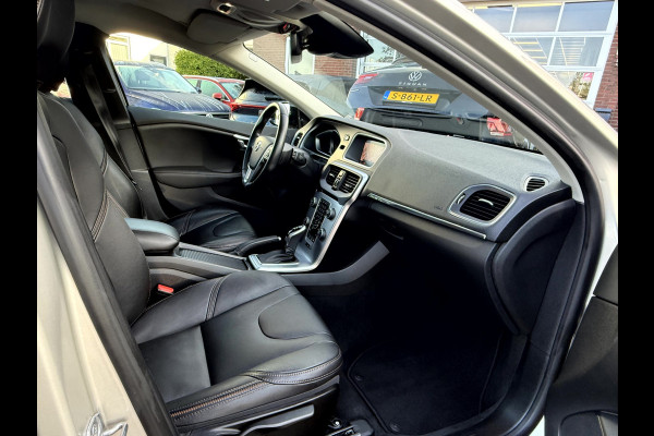 Volvo V40 Cross Country 1.5 T3 Nordic+ Luxury Panoramadak, 18''Lmv, Trekhaak