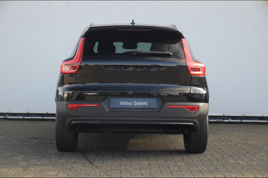 Volvo XC40 B3 177PK Automaat Plus Black Edition / Adaptieve Cruise control / BLIS / Harman Kardon / 20'' velgen / Elektrisch verstelbare stoelen met geheugen / Stoel- en stuurverwarming
