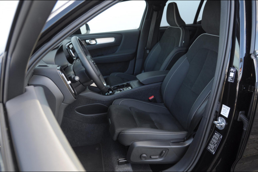 Volvo XC40 B3 177PK Automaat Plus Black Edition / Adaptieve Cruise control / BLIS / Harman Kardon / 20'' velgen / Elektrisch verstelbare stoelen met geheugen / Stoel- en stuurverwarming