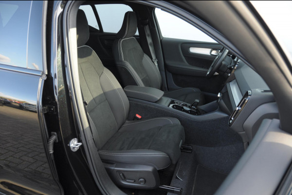 Volvo XC40 B3 177PK Automaat Plus Black Edition / Adaptieve Cruise control / BLIS / Harman Kardon / 20'' velgen / Elektrisch verstelbare stoelen met geheugen / Stoel- en stuurverwarming
