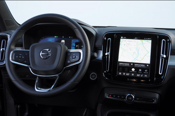 Volvo XC40 B3 177PK Automaat Plus Black Edition / Adaptieve Cruise control / BLIS / Harman Kardon / 20'' velgen / Elektrisch verstelbare stoelen met geheugen / Stoel- en stuurverwarming