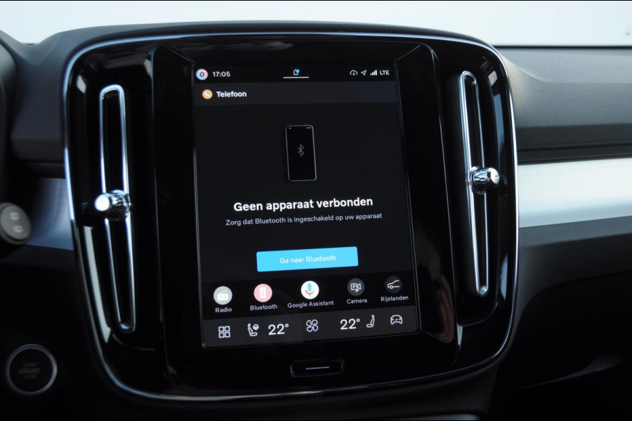 Volvo XC40 B3 177PK Automaat Plus Black Edition / Adaptieve Cruise control / BLIS / Harman Kardon / 20'' velgen / Elektrisch verstelbare stoelen met geheugen / Stoel- en stuurverwarming
