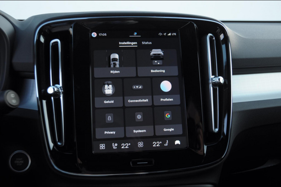 Volvo XC40 B3 177PK Automaat Plus Black Edition / Adaptieve Cruise control / BLIS / Harman Kardon / 20'' velgen / Elektrisch verstelbare stoelen met geheugen / Stoel- en stuurverwarming