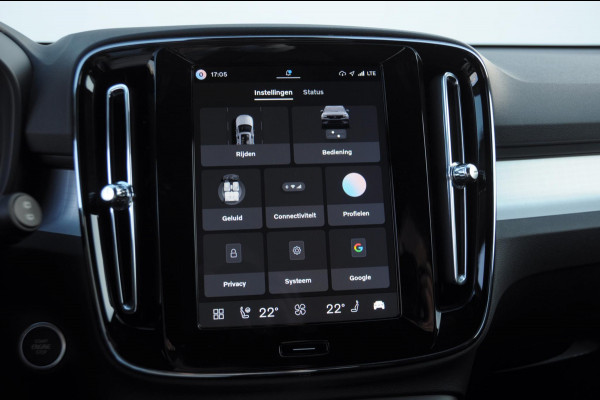 Volvo XC40 B3 177PK Automaat Plus Black Edition / Adaptieve Cruise control / BLIS / Harman Kardon / 20'' velgen / Elektrisch verstelbare stoelen met geheugen / Stoel- en stuurverwarming