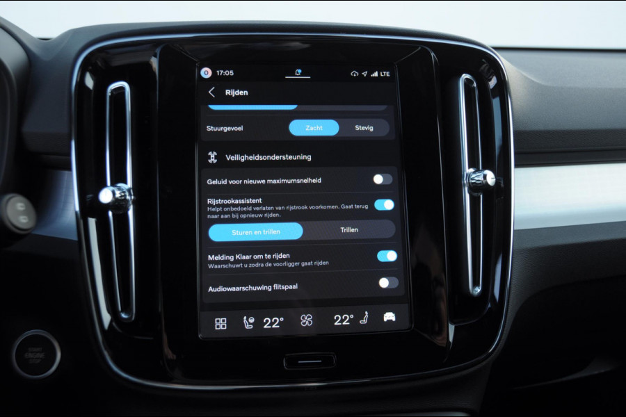 Volvo XC40 B3 177PK Automaat Plus Black Edition / Adaptieve Cruise control / BLIS / Harman Kardon / 20'' velgen / Elektrisch verstelbare stoelen met geheugen / Stoel- en stuurverwarming