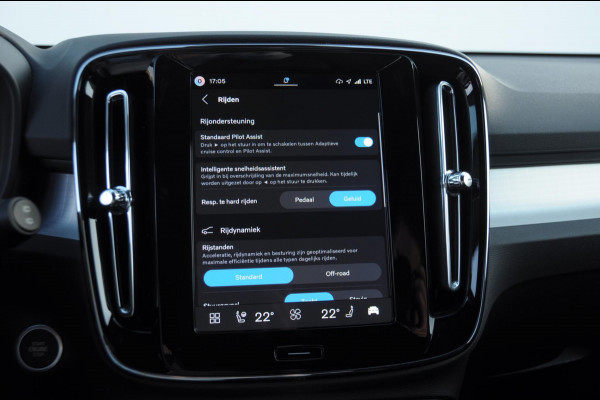 Volvo XC40 B3 177PK Automaat Plus Black Edition / Adaptieve Cruise control / BLIS / Harman Kardon / 20'' velgen / Elektrisch verstelbare stoelen met geheugen / Stoel- en stuurverwarming