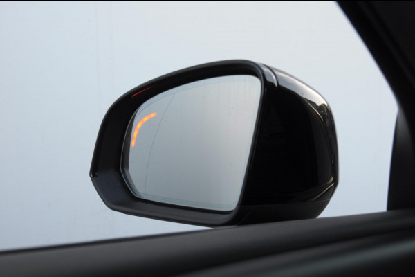 Volvo XC40 B3 177PK Automaat Plus Black Edition / Adaptieve Cruise control / BLIS / Harman Kardon / 20'' velgen / Elektrisch verstelbare stoelen met geheugen / Stoel- en stuurverwarming