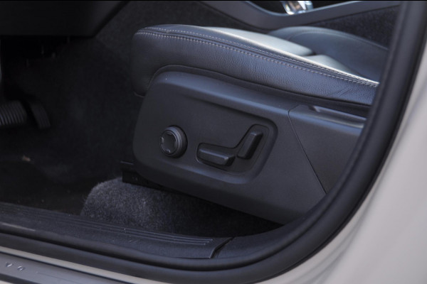 Volvo XC40 B3 177PK Automaat Plus Dark / Trekhaak / Navigatie / Adaptive Cruise / BLIS/ Harman Kardon / Stuur- & Stoelverwarming / Elektrische achterklep / Achteruitrijcamera / Elektrische stoelverst. met geheugen