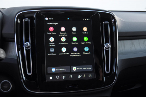 Volvo XC40 B3 177PK Automaat Plus Dark / Trekhaak / Navigatie / Adaptive Cruise / BLIS/ Harman Kardon / Stuur- & Stoelverwarming / Elektrische achterklep / Achteruitrijcamera / Elektrische stoelverst. met geheugen
