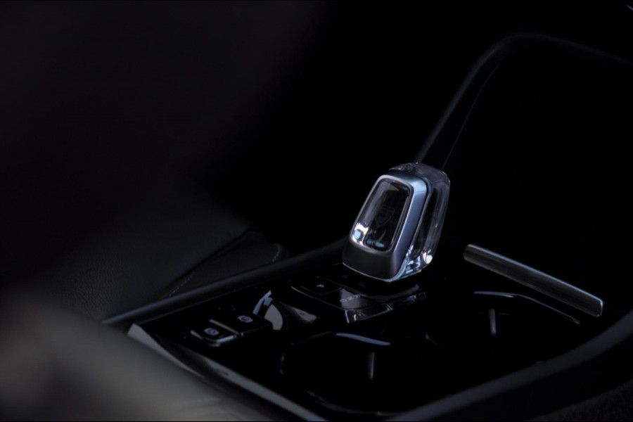 Volvo XC40 B3 177PK Automaat Plus Dark / Trekhaak / Navigatie / Adaptive Cruise / BLIS/ Harman Kardon / Stuur- & Stoelverwarming / Elektrische achterklep / Achteruitrijcamera / Elektrische stoelverst. met geheugen