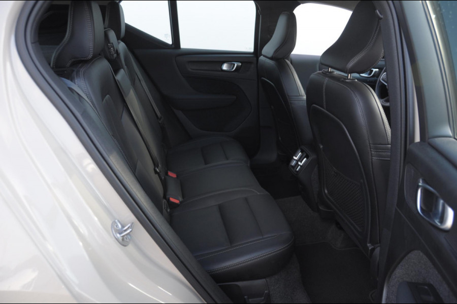 Volvo XC40 B3 177PK Automaat Plus Dark / Trekhaak / Navigatie / Adaptive Cruise / BLIS/ Harman Kardon / Stuur- & Stoelverwarming / Elektrische achterklep / Achteruitrijcamera / Elektrische stoelverst. met geheugen