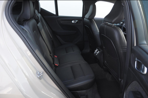 Volvo XC40 B3 177PK Automaat Plus Dark / Trekhaak / Navigatie / Adaptive Cruise / BLIS/ Harman Kardon / Stuur- & Stoelverwarming / Elektrische achterklep / Achteruitrijcamera / Elektrische stoelverst. met geheugen