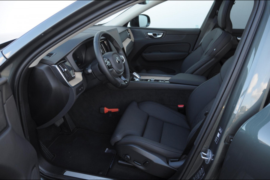 Volvo XC60 T6 350PK Automaat Plug-in hybrid AWD Ultra Dark Trekhaak / Luchtvering / Facelift/ Head-up display/ Harman Kardon audio/ BLIS/ Elektrischbedienbare stoelen met geheugen / Panoramadak/ Adaptive cruise control/ Pilot assist/ Apple Carplay/ Android auto/
