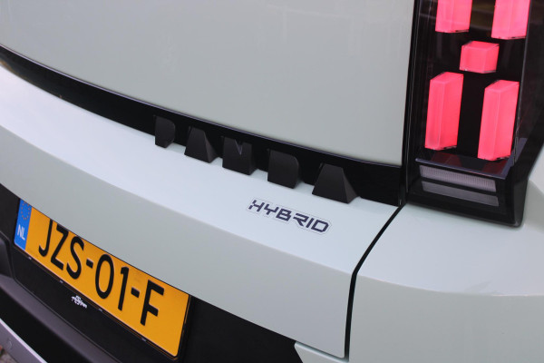 Fiat Grande Panda 1.2 Hybrid ICON PACK STYLE | BESCHERMPLATEN VOOR EN ACHTER IN "SILVER METAL DIAMOND DESIGN" | DAKRAILS IN HET ZWART EN ZILVERGRIJS UITGEVOERD | ZWARTE ACCENTEN RONDOM RAAMOMLIJSTING | MIDDENARMSTEUN | DRAADLOOS APPLE CARPLAY/ANDROID AUTO | PARKEERNSENSOREN VOOR & ACHTER | PACK STYLE: (16" LICHTMETALEN VELGEN HOOGGLANS ZWART, DAKRAILS ZWART, EXTRA GETINTE ACHTERRUITEN, IN HOOGTE VERSTELBARE PASSAGIERSSTOEL, MIDDENARMSTEUN, STYLE VOOR EN ACHTERBUMPER, STYLE DASHBOARD) | AQUA AZURE |