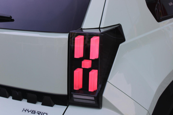 Fiat Grande Panda 1.2 Hybrid ICON PACK STYLE | BESCHERMPLATEN VOOR EN ACHTER IN "SILVER METAL DIAMOND DESIGN" | DAKRAILS IN HET ZWART EN ZILVERGRIJS UITGEVOERD | ZWARTE ACCENTEN RONDOM RAAMOMLIJSTING | MIDDENARMSTEUN | DRAADLOOS APPLE CARPLAY/ANDROID AUTO | PARKEERNSENSOREN VOOR & ACHTER | PACK STYLE: (16" LICHTMETALEN VELGEN HOOGGLANS ZWART, DAKRAILS ZWART, EXTRA GETINTE ACHTERRUITEN, IN HOOGTE VERSTELBARE PASSAGIERSSTOEL, MIDDENARMSTEUN, STYLE VOOR EN ACHTERBUMPER, STYLE DASHBOARD) | AQUA AZURE |