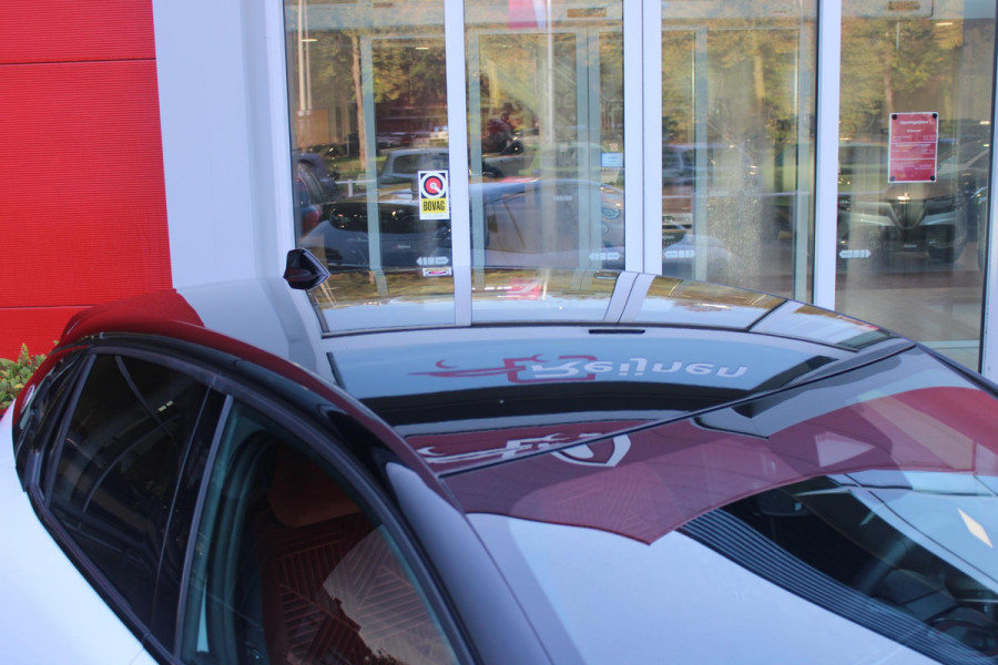Lancia Ypsilon LX 156PK 54 kWh | EXCLUSIVE PACK: (FLUWELEN "RUGGINE" STOELBEKLEDING, ELEKTRISCH VERSTELBARE & VERWARMBARE VOORSTOELEN, KEYLESS ENTRY) | NAVIGATIE | RIJSTROOKASSISTENT L2 | BIANCO QUARZO MET ZWART DAK | 17" LICHTMETALEN VELGEN "MONDRIAN" | PARKEERSENSOREN VOOR & ACHTER MET CAMERA VOOR EN ACHTERZIJDE | WARMTEPOMP | DRAADLOOS APPLE CARPLAY/ANDROID AUTO | NAVIGATIE | ADAPTIVE CRUISE CONTROL | DODEHOEK DETECTIE | KEYLESS START | DRAADLOZE TELEFOONLADER | AUTOMATISCHE REGENSENSOR | AUTOMATISCH GROOTLICHT | AMBIENT LIGHTNING SFEERVERLICHTING | S.A.L.A. HUB |