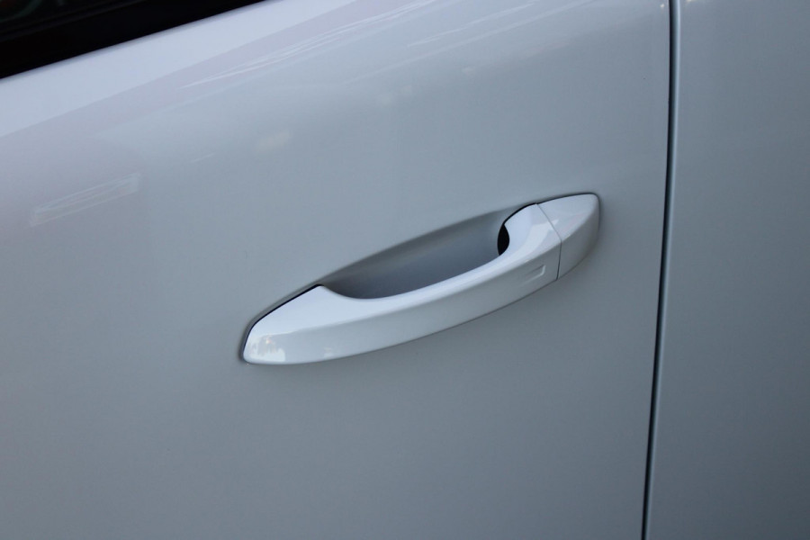 Lancia Ypsilon LX 156PK 54 kWh | EXCLUSIVE PACK: (FLUWELEN "RUGGINE" STOELBEKLEDING, ELEKTRISCH VERSTELBARE & VERWARMBARE VOORSTOELEN, KEYLESS ENTRY) | NAVIGATIE | RIJSTROOKASSISTENT L2 | BIANCO QUARZO MET ZWART DAK | 17" LICHTMETALEN VELGEN "MONDRIAN" | PARKEERSENSOREN VOOR & ACHTER MET CAMERA VOOR EN ACHTERZIJDE | WARMTEPOMP | DRAADLOOS APPLE CARPLAY/ANDROID AUTO | NAVIGATIE | ADAPTIVE CRUISE CONTROL | DODEHOEK DETECTIE | KEYLESS START | DRAADLOZE TELEFOONLADER | AUTOMATISCHE REGENSENSOR | AUTOMATISCH GROOTLICHT | AMBIENT LIGHTNING SFEERVERLICHTING | S.A.L.A. HUB |