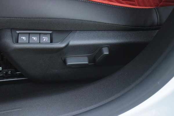 Lancia Ypsilon LX 156PK 54 kWh | EXCLUSIVE PACK: (FLUWELEN "RUGGINE" STOELBEKLEDING, ELEKTRISCH VERSTELBARE & VERWARMBARE VOORSTOELEN, KEYLESS ENTRY) | NAVIGATIE | RIJSTROOKASSISTENT L2 | BIANCO QUARZO MET ZWART DAK | 17" LICHTMETALEN VELGEN "MONDRIAN" | PARKEERSENSOREN VOOR & ACHTER MET CAMERA VOOR EN ACHTERZIJDE | WARMTEPOMP | DRAADLOOS APPLE CARPLAY/ANDROID AUTO | NAVIGATIE | ADAPTIVE CRUISE CONTROL | DODEHOEK DETECTIE | KEYLESS START | DRAADLOZE TELEFOONLADER | AUTOMATISCHE REGENSENSOR | AUTOMATISCH GROOTLICHT | AMBIENT LIGHTNING SFEERVERLICHTING | S.A.L.A. HUB |