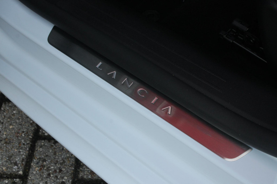 Lancia Ypsilon LX 156PK 54 kWh | EXCLUSIVE PACK: (FLUWELEN "RUGGINE" STOELBEKLEDING, ELEKTRISCH VERSTELBARE & VERWARMBARE VOORSTOELEN, KEYLESS ENTRY) | NAVIGATIE | RIJSTROOKASSISTENT L2 | BIANCO QUARZO MET ZWART DAK | 17" LICHTMETALEN VELGEN "MONDRIAN" | PARKEERSENSOREN VOOR & ACHTER MET CAMERA VOOR EN ACHTERZIJDE | WARMTEPOMP | DRAADLOOS APPLE CARPLAY/ANDROID AUTO | NAVIGATIE | ADAPTIVE CRUISE CONTROL | DODEHOEK DETECTIE | KEYLESS START | DRAADLOZE TELEFOONLADER | AUTOMATISCHE REGENSENSOR | AUTOMATISCH GROOTLICHT | AMBIENT LIGHTNING SFEERVERLICHTING | S.A.L.A. HUB |