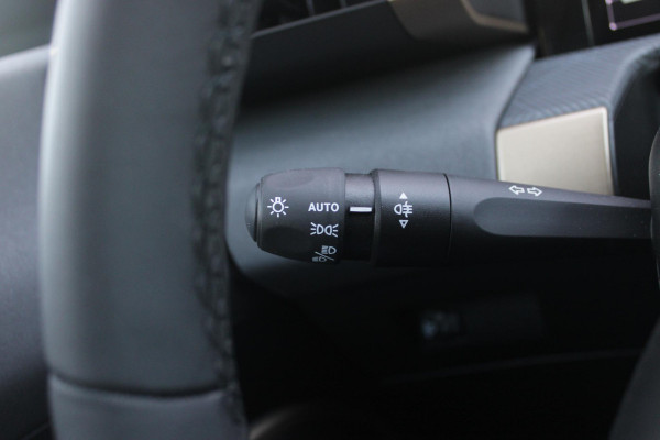 Lancia Ypsilon LX 156PK 54 kWh | EXCLUSIVE PACK: (FLUWELEN "RUGGINE" STOELBEKLEDING, ELEKTRISCH VERSTELBARE & VERWARMBARE VOORSTOELEN, KEYLESS ENTRY) | NAVIGATIE | RIJSTROOKASSISTENT L2 | BIANCO QUARZO MET ZWART DAK | 17" LICHTMETALEN VELGEN "MONDRIAN" | PARKEERSENSOREN VOOR & ACHTER MET CAMERA VOOR EN ACHTERZIJDE | WARMTEPOMP | DRAADLOOS APPLE CARPLAY/ANDROID AUTO | NAVIGATIE | ADAPTIVE CRUISE CONTROL | DODEHOEK DETECTIE | KEYLESS START | DRAADLOZE TELEFOONLADER | AUTOMATISCHE REGENSENSOR | AUTOMATISCH GROOTLICHT | AMBIENT LIGHTNING SFEERVERLICHTING | S.A.L.A. HUB |