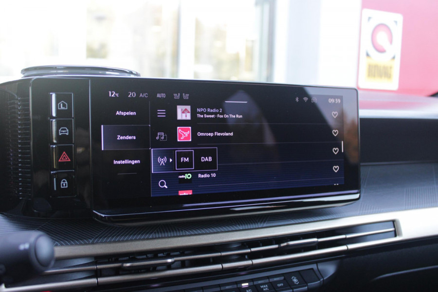 Lancia Ypsilon LX 156PK 54 kWh | EXCLUSIVE PACK: (FLUWELEN "RUGGINE" STOELBEKLEDING, ELEKTRISCH VERSTELBARE & VERWARMBARE VOORSTOELEN, KEYLESS ENTRY) | NAVIGATIE | RIJSTROOKASSISTENT L2 | BIANCO QUARZO MET ZWART DAK | 17" LICHTMETALEN VELGEN "MONDRIAN" | PARKEERSENSOREN VOOR & ACHTER MET CAMERA VOOR EN ACHTERZIJDE | WARMTEPOMP | DRAADLOOS APPLE CARPLAY/ANDROID AUTO | NAVIGATIE | ADAPTIVE CRUISE CONTROL | DODEHOEK DETECTIE | KEYLESS START | DRAADLOZE TELEFOONLADER | AUTOMATISCHE REGENSENSOR | AUTOMATISCH GROOTLICHT | AMBIENT LIGHTNING SFEERVERLICHTING | S.A.L.A. HUB |