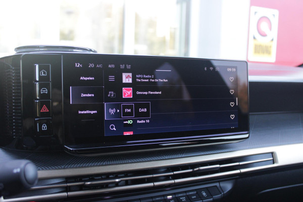 Lancia Ypsilon LX 156PK 54 kWh | EXCLUSIVE PACK: (FLUWELEN "RUGGINE" STOELBEKLEDING, ELEKTRISCH VERSTELBARE & VERWARMBARE VOORSTOELEN, KEYLESS ENTRY) | NAVIGATIE | RIJSTROOKASSISTENT L2 | BIANCO QUARZO MET ZWART DAK | 17" LICHTMETALEN VELGEN "MONDRIAN" | PARKEERSENSOREN VOOR & ACHTER MET CAMERA VOOR EN ACHTERZIJDE | WARMTEPOMP | DRAADLOOS APPLE CARPLAY/ANDROID AUTO | NAVIGATIE | ADAPTIVE CRUISE CONTROL | DODEHOEK DETECTIE | KEYLESS START | DRAADLOZE TELEFOONLADER | AUTOMATISCHE REGENSENSOR | AUTOMATISCH GROOTLICHT | AMBIENT LIGHTNING SFEERVERLICHTING | S.A.L.A. HUB |