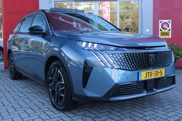Peugeot 5008 1.2 Hybrid 145PK AUTOMAAT GT 7p | PANORAMISCH SCHUIFDAK PACK | 360° VISION & DRIVE ASSIST PLUS PACK: (360° CAMERA, BUITENSPIEGELS MET KANTELFUNCTIE, DRIVE ASSIST 2.0, DRAADLOZE TELEFOONLADER, ANTIDIEFSTALALARM) | BEKLEDING ALCANTARA/KUNSTLEDER | SEAT PACK COMFORT: (AGR BESTUUDERSSTOEL EN PASSAGIERSSTOEL ELEKTRISCH VERSTELBAAR MET MASSAGE FUNCTIE, BESTUUDERSSTOEL MET GEHEUGENFUNCTIE, BUITENSTE ZITPLAATSEN ACHTERBANK VERWARMBAAR) | GLANZEND ZWARTE DAKRAILS | BLUE INGARO  | 19" LICHTMETALEN VELGEN "BREDA" | DRAADLOZE TELEFOONLADER | APPLE CARPLAY/ANDROID AUTO DRAADLOOS |