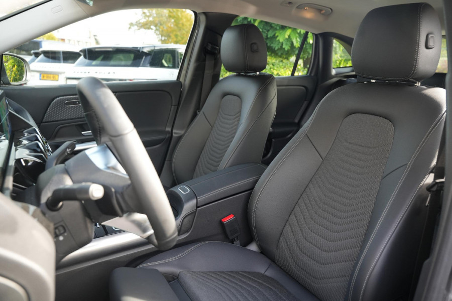 Mercedes-Benz GLA 180 Business Solution Luxury Stuurverwarming Multibeam LED Adapt. Cruise Trekhaak 18''LM